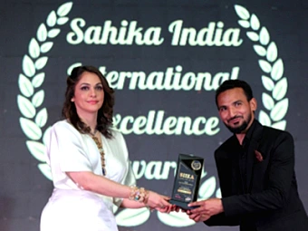 Web Key India receiving the award: Best Digital Marketing Company in India 2024